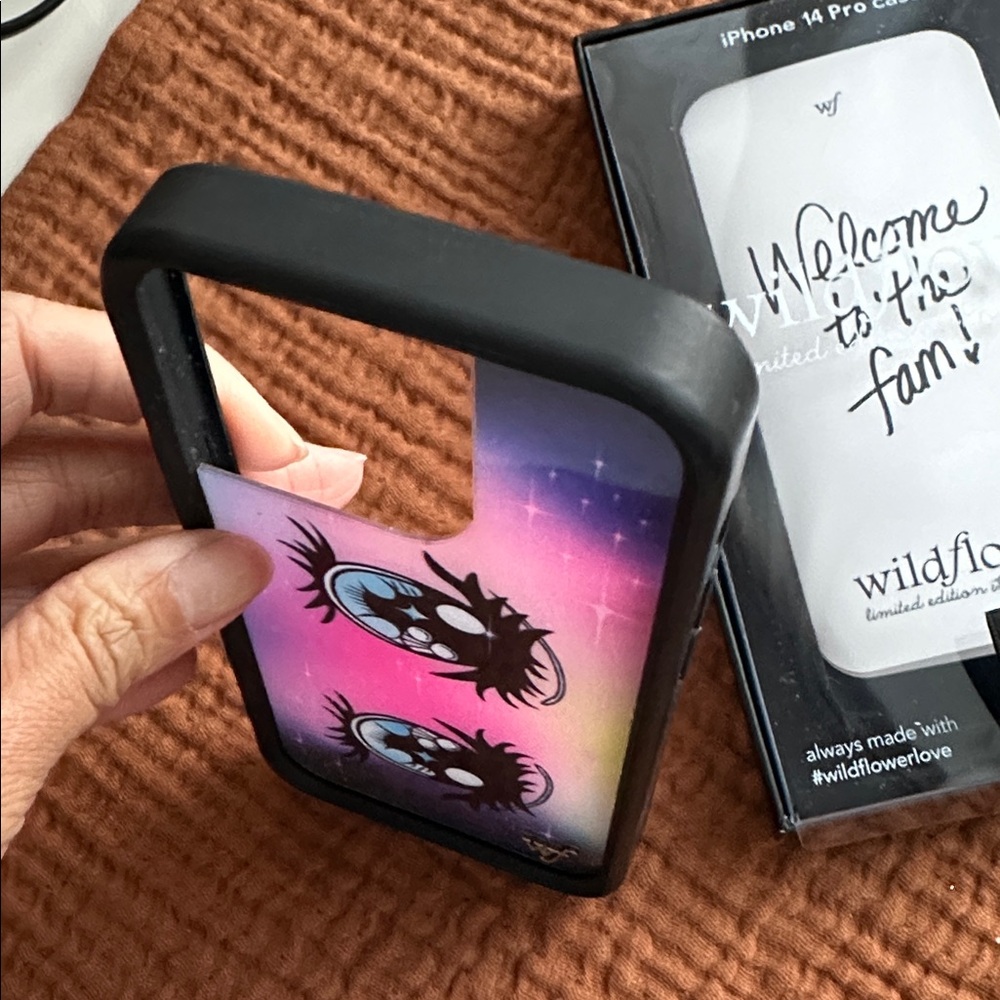 Wildflower Anime eyes iphone 14 pro phone case - Picture 3 of 4